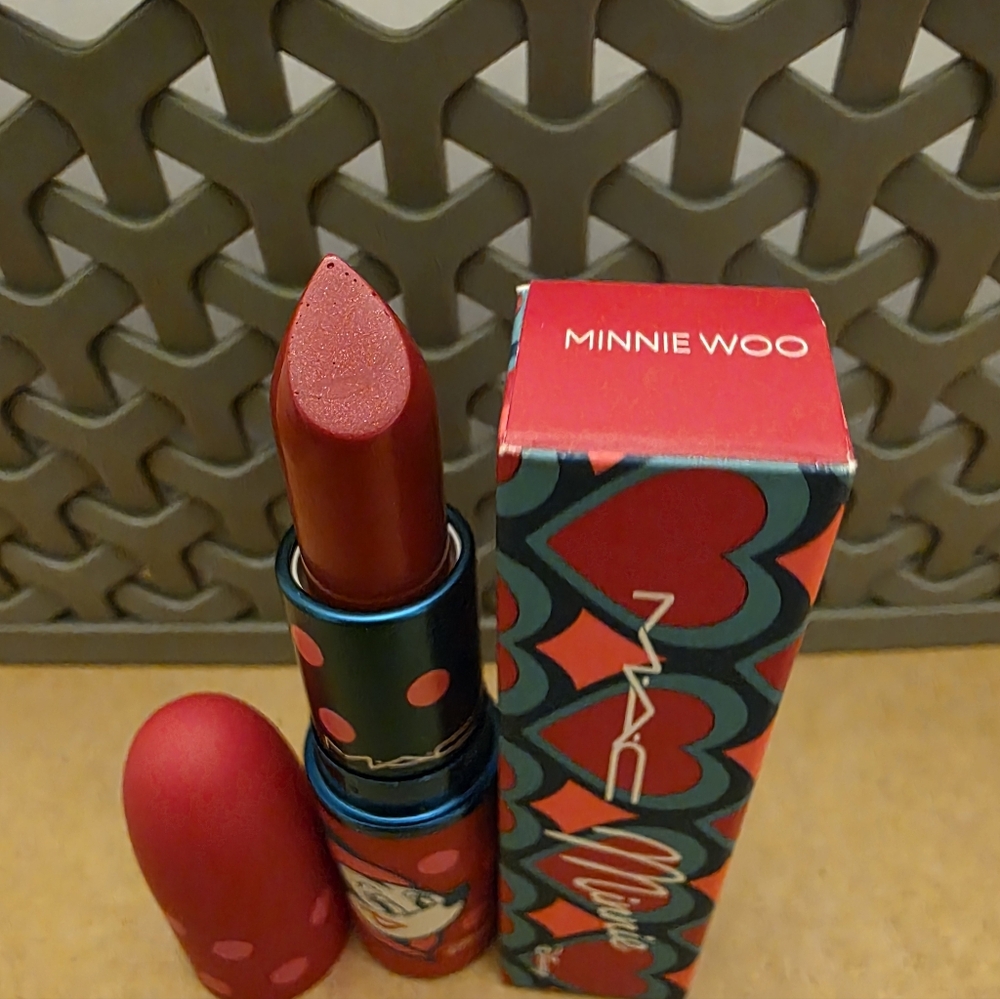 MAC LUSTREGLASS SHEER-SHINE LIPSTICK / M·A·C X DISNEY MINNIE & DAISY Minnie Woo. - Picture 6 of 6